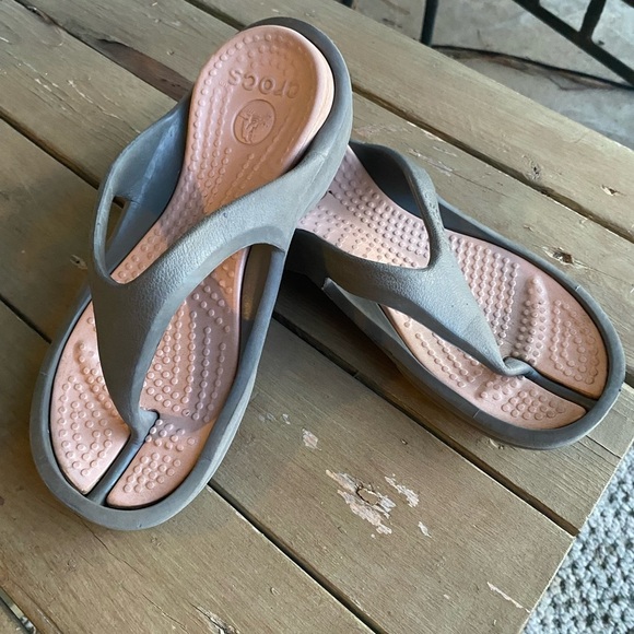 $19 clearance Crocs Flip Flop Sandals Women's 6 Pink Gray Slip On S16 - Picture 1 of 10